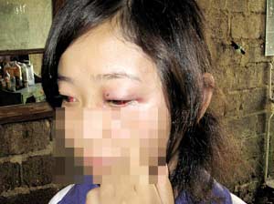 广西一初中女生遭同学扒衣围殴拍下视频(图)_中