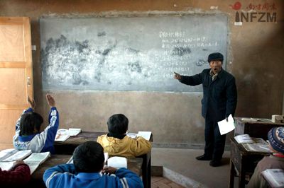 解决代课教师问题需要 冲破权力制约和身份限制