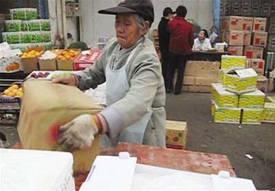 74岁太婆踩着三轮送水果