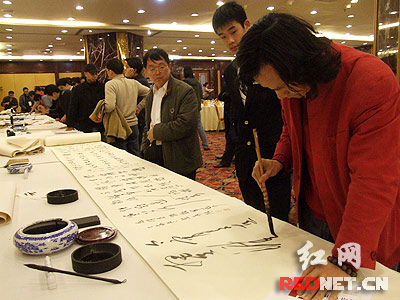 中国书法家协会理事陈羲明在50米书法长卷上挥毫泼墨。