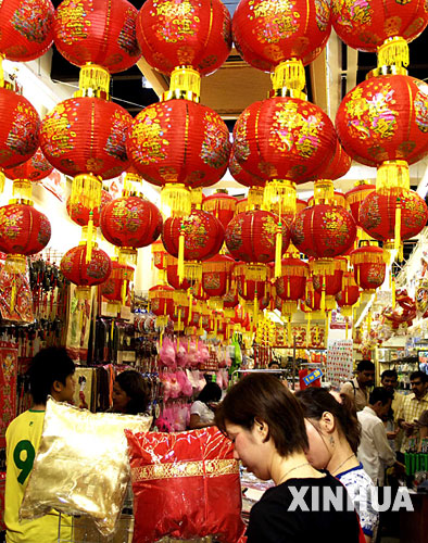 1月26日,一些顾客在商店里选购装饰品。春节临近,新加坡装饰物市场的生意日渐红火,狮城洋溢着浓浓的节日气息。 新华社记者张永兴摄