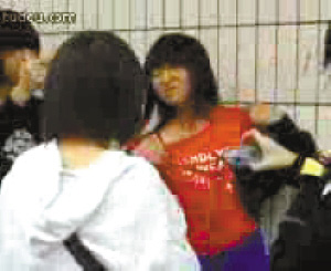 <em>女生</em> 同学围殴