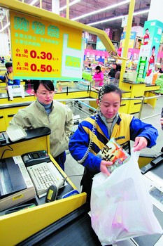 “限塑令”正式实施后,将实现对“白色污染”的有效遏制。石祯专/摄