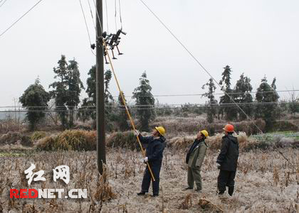 汝城:400名电力职工昼夜奋战保供电(图)
