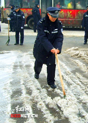 铲雪。