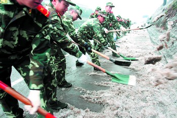 连日来,省武警总队后勤基地的100多名武警官兵,来到长永高等级公路上铲雪除冰,为过往车辆清道。贺文兵 摄
