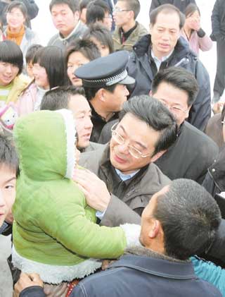 点击在新窗口打开 省委副书记、省长周强在107国道长沙段看望受困的乘客。本报记者 张京明/摄
