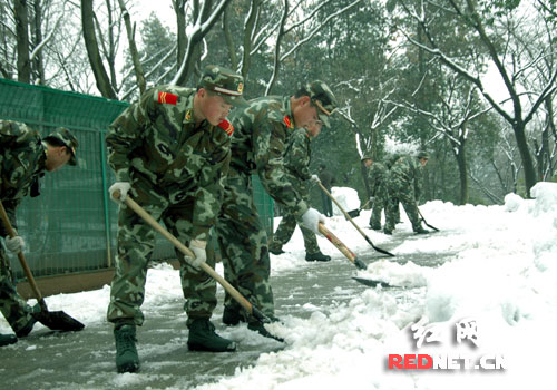 森林武警在清除道路上的积雪,为游客来公园览雪景扫路。