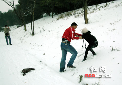 一对情侣在嬉戏。这里不光是动物的天堂,也是人间的乐土。