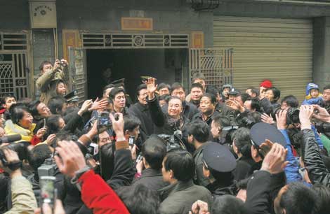 温家宝总理在郴州市北湖区五里堆社区冯家小区向群众问好，给大家拜年。均为本报记者 张目 摄