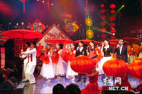 湖南卫视赈灾晚会激情上演3小时,为湖南抗击冰雪灾害募款3.17亿元。