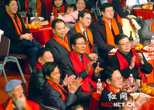 参加晚会的人们为抗击冰灾所展现的“湖南人精神”所感动。