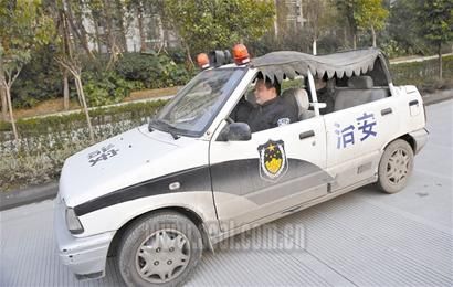 无牌奥拓改装成警车模样 被称最牛巡逻车(图