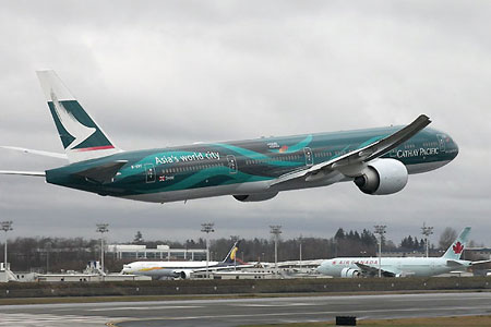 一名香港+国泰航空公司机长为炫耀技术