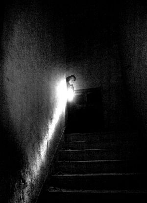 废弃校舍夜传怪声 天降2具空棺成鬼楼(组图)_中国频道_红网