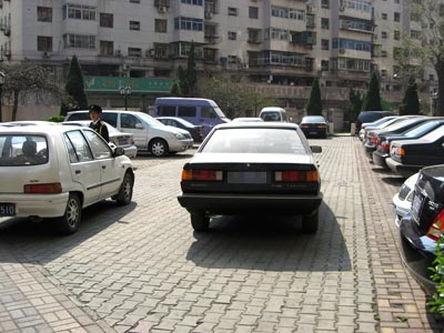 业主乱停汽车被盗谁赔偿 律师:小区物业公司担责