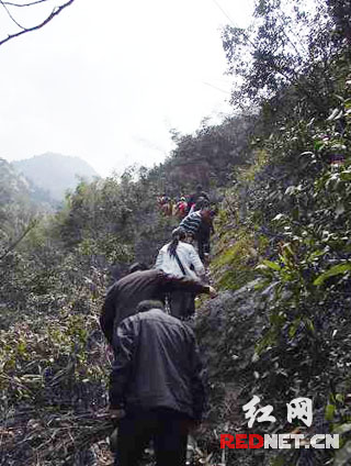 专家组徒步翻山越岭