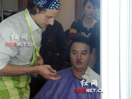 MARK为汪涵贴胡子。