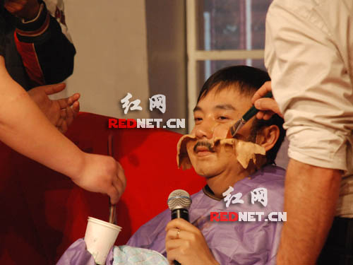 卸妆很麻烦,也花去了近一个小时。