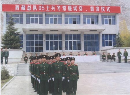 达赖用旧照片诬称中国军人假扮喇嘛(组图)