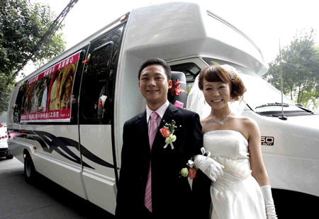 百万富翁爱上街边小贩女 镀金玫瑰求婚(图)