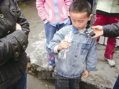 6岁男生顽皮乱撒尿 被19岁<em>女老师逼</em>喝下(图)_