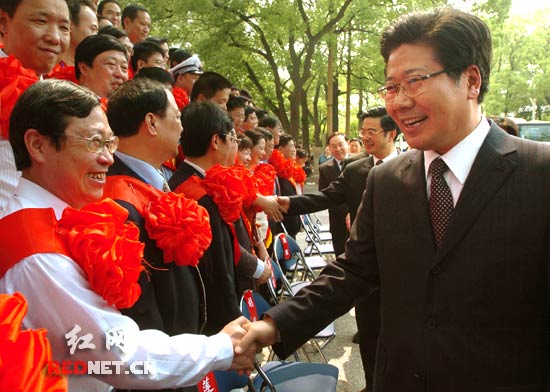 湖南省人大常委会主任、省委书记张春贤(右一)、省委副书记、省长周强(右二)等省领导会见荣获五一劳动奖章的集体和个人。