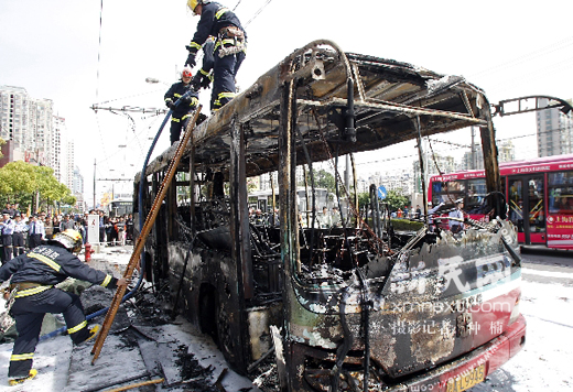 上海公交车起火续:幸存者称起火时情况混乱