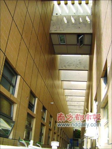 图文:市民打通大楼外墙悬空搭建小房子