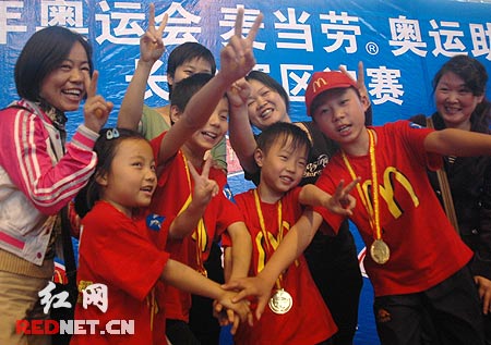 赢得了“麦当劳奥运助威小冠军”的荣誉后,4名小朋友兴奋不已。