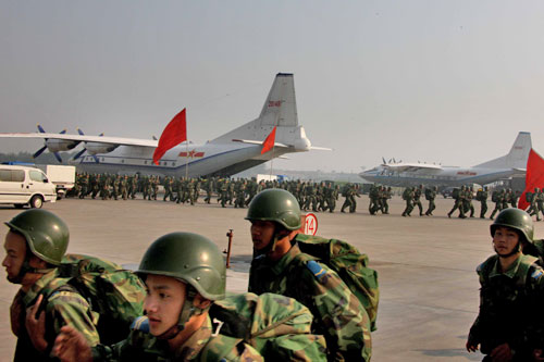 图文:解放军空降部队奔赴汶川地震重灾区