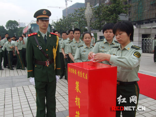 消防官兵在排队依次捐款。