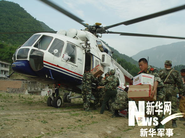 武警四川总队紧急出动官兵进行救援图为5月20日凉山支队官兵对直升机