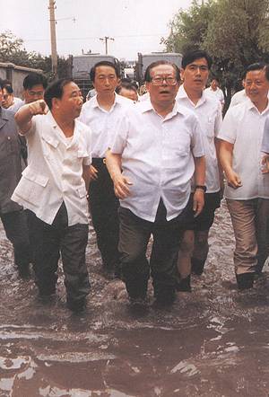 1991年7月9日,中共中央总书记江泽民涉水察看