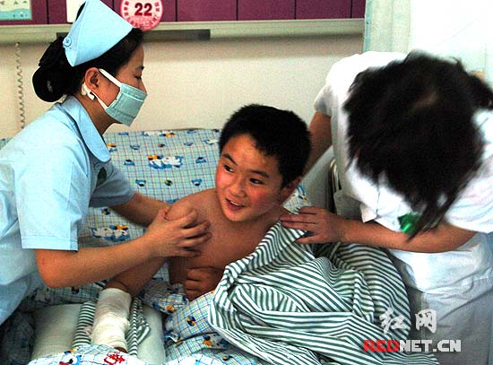 四川受伤儿童吕金刚:湖南新家的感觉不错(组图