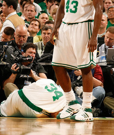 皮尔斯被队友误伤倒地 铁汉真理暂停后重回赛