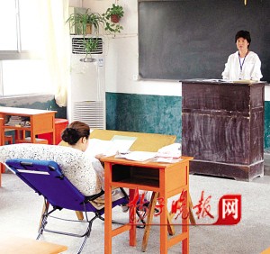 做完手术，她躺着进考场