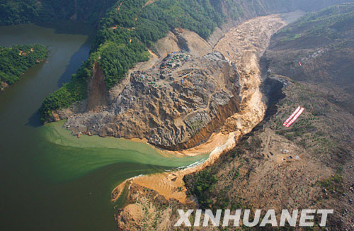 这是6月10日上午,记者搭乘济南军区某陆航团直升机从空中拍摄的四川唐家山堰塞湖泄流情况。 截至6月10日9时30分,唐家山堰塞湖泄流渠流量达到1760立方米每秒,泄流量进一步加大,堰塞湖下游的北川流量达2240立方米每秒。