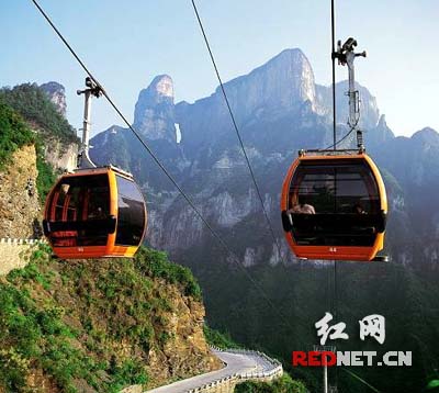 以“通天溶洞,通天缆车,通天大道”三绝闻名的天门山