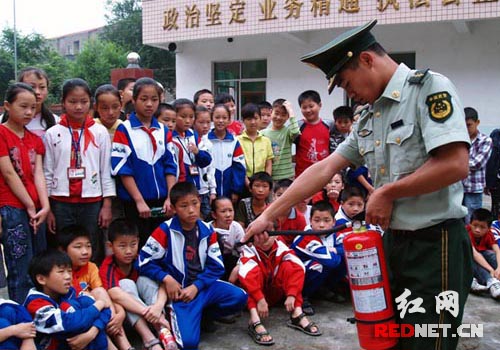 怀化中小学生军营里体验学习消防应急知识(组
