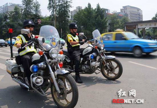 打击犯罪服务群众 长沙特警千里赴川显本色(组