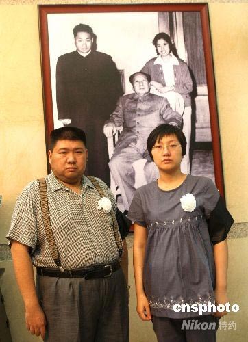 组图:毛新宇和妻子刘滨为母亲邵华布置灵堂