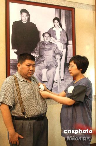 组图:毛新宇和妻子刘滨为母亲邵华布置灵堂