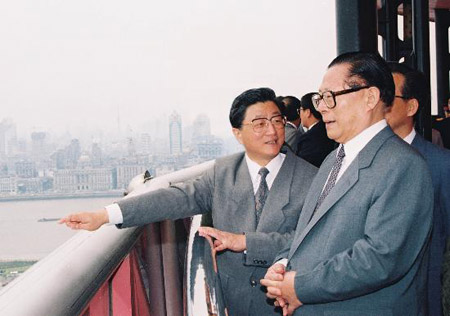 图文:1995年江泽民在黄菊陪同下视察上海浦东