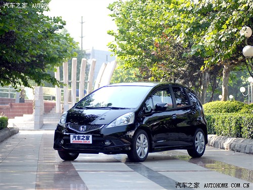 经济小轿车_三款A0级经济实用小轿车对比-十万内经济型家轿争霸 三款A0级轿车对...(2)