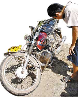 5名少年骑一辆摩托车撞上农用车 当场身亡(图