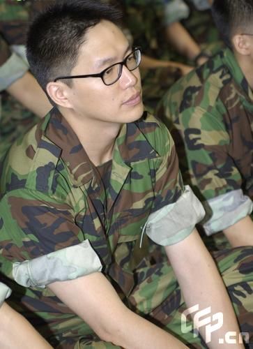韩国男星成诗京按规定服兵役
