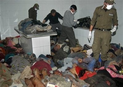 玻利维亚当局正在处理死难者的尸体