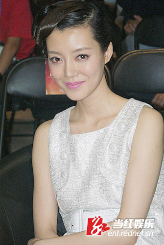  人气急升 获华谊力捧 车晓与王中磊耳语呢喃