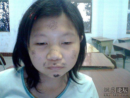 女生疑被逼恶搞拍照 网友吁人肉搜索(图)_中国频